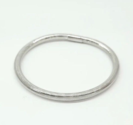 18k White Gold Stretch Bangle