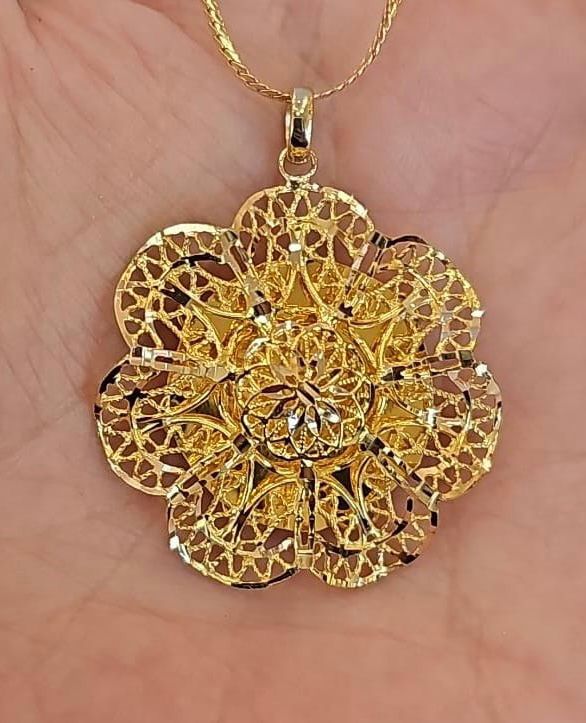 18k Flower Pendant